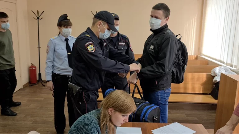 Челябинских анархистов отправили в колонию почти на 2 года за баннер с надписью про ФСБ
