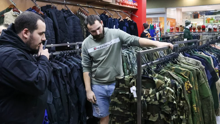 «Коммерсантъ»: россияне скупают военную одежду и снаряжение