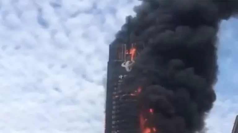 Крупный пожар произошел в небоскребе в китайском городе Чанша