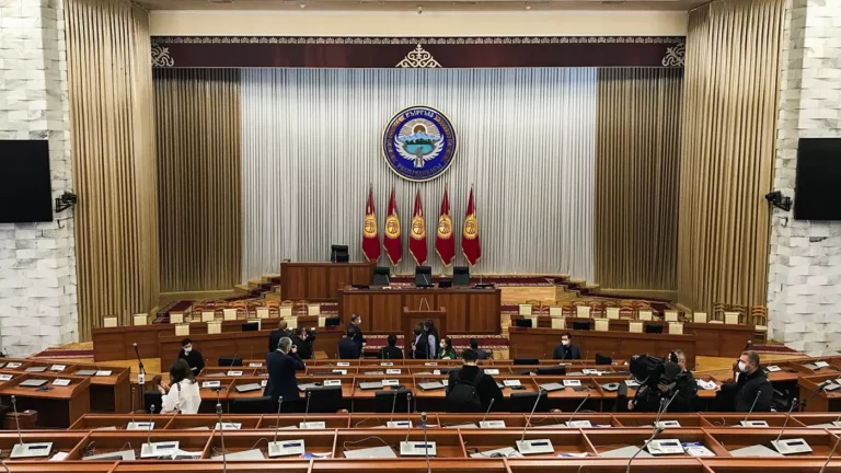 Депутаты парламента Киргизии отказались слушать доклад на русском языке