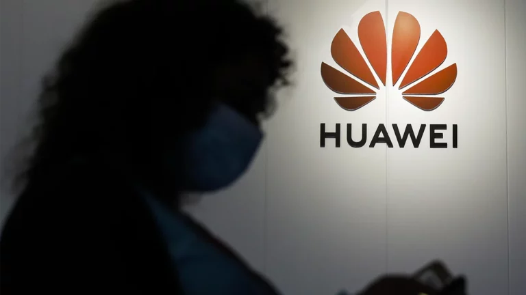 «Ведомости»: Huawei перевез сотрудников из России в Казахстан из-за опасения санкций США