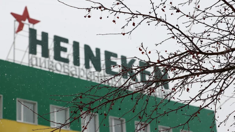 «Ъ»: Heineken планирует выпустить конкурента Coca-Cola