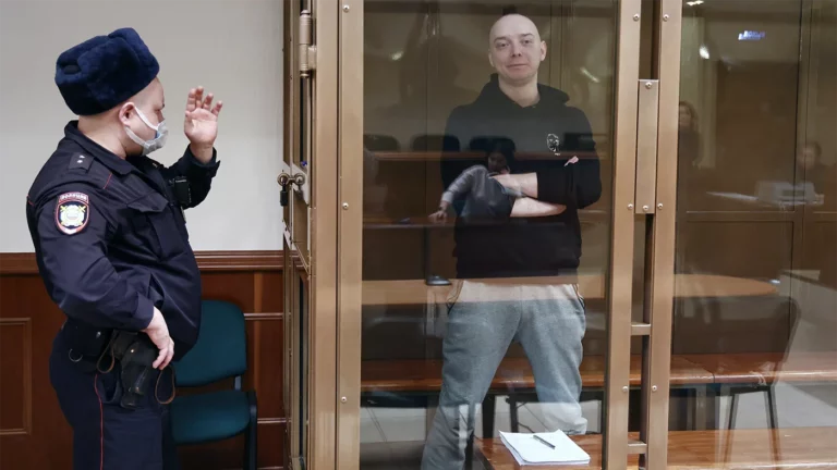 Журналиста Ивана Сафронова приговорили к 22 годам колонии по делу о госизмене