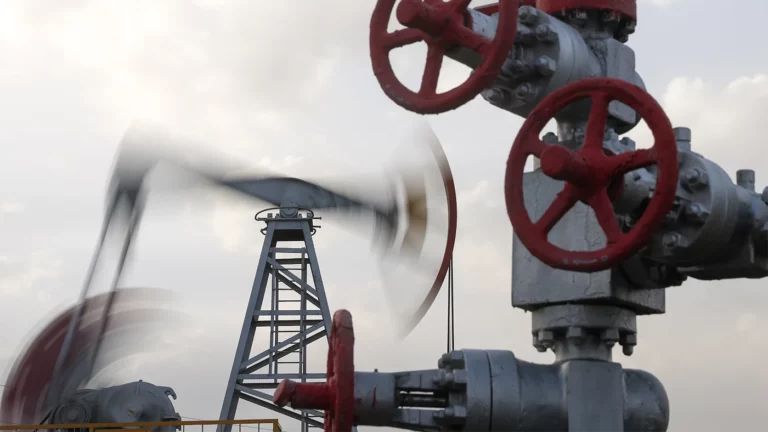 Россия прекратит поставки нефти странам, которые введут потолок цен