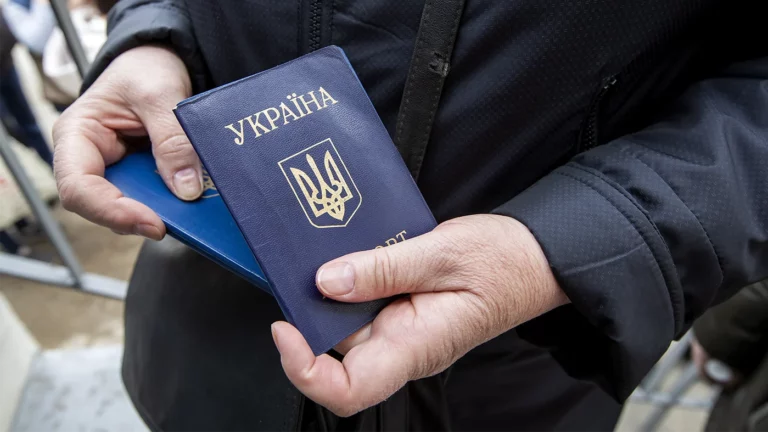 МИД: Россия не исключает введения виз для украинцев