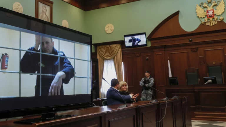 RT сообщил о новом уголовном деле против Навального. Его адвокат заявила, что не знает об этом