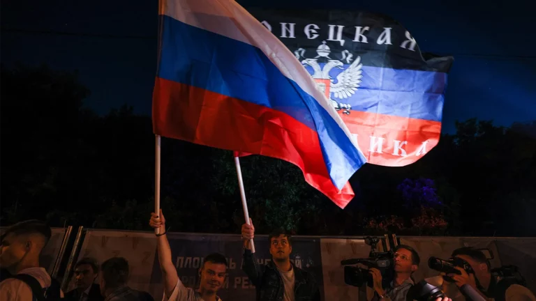 РБК: в Кремле обсудили проведение референдумов в ДНР и ЛНР до конца осени