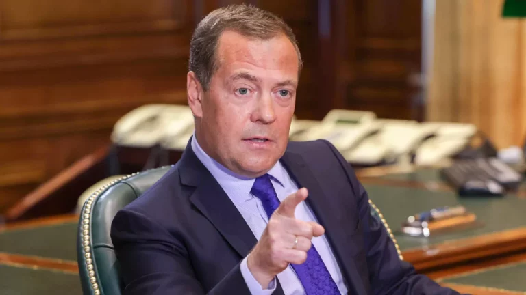 Медведев ответил на слова Зеленского о невозможности вести переговоры с Путиным