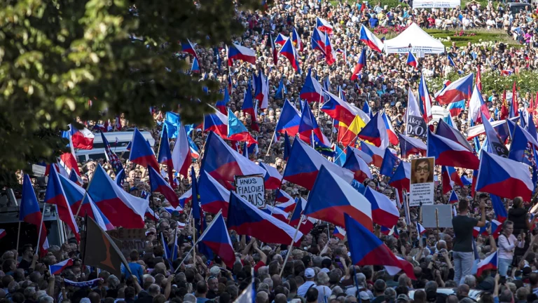 «Раскол общества — одна из целей гибридной войны». Как в Чехии комментируют субботний митинг за отставку правительства