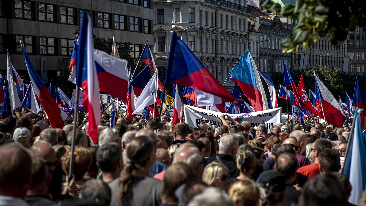 В Праге 70 тыс. человек вышли на антиправительственный митинг. Чешский  премьер заявил, что его организовали пророссийские силы