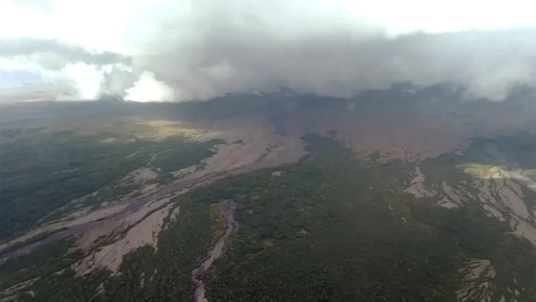 На Камчатке при восхождении на вулкан погибли восемь человек. Что известно