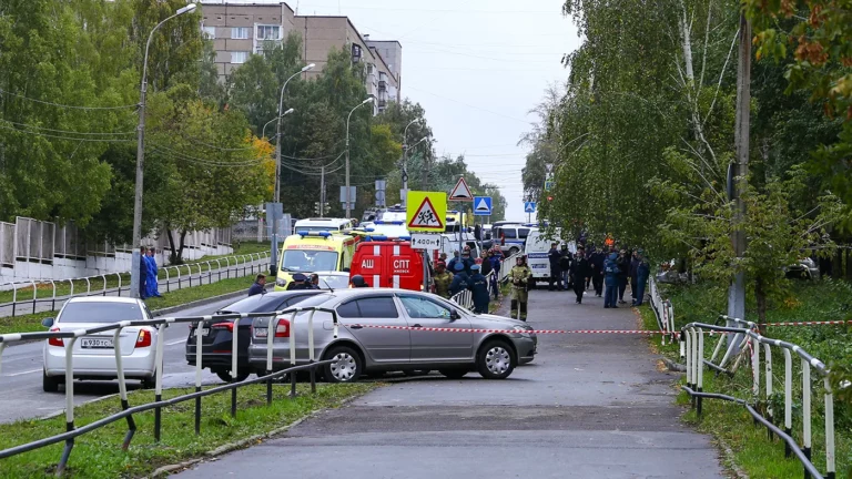 Число жертв стрельбы в школе Ижевска достигло 13