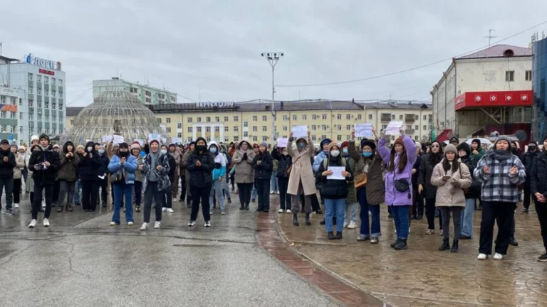 В Якутске женщины устроили хоровод против мобилизации. Митинг разогнали