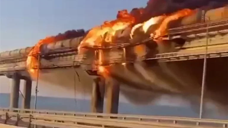 РБК: Причиной возгорания на Крымском мосту стал подрыв грузовика