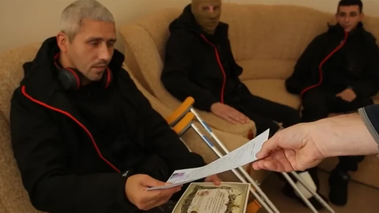 РИА ФАН опубликовало видео с заключенными, получающими «справки о помиловании» после участия в боях на Украине