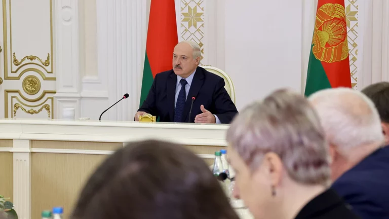 Лукашенко ввел запрет на повышение цен в Беларуси