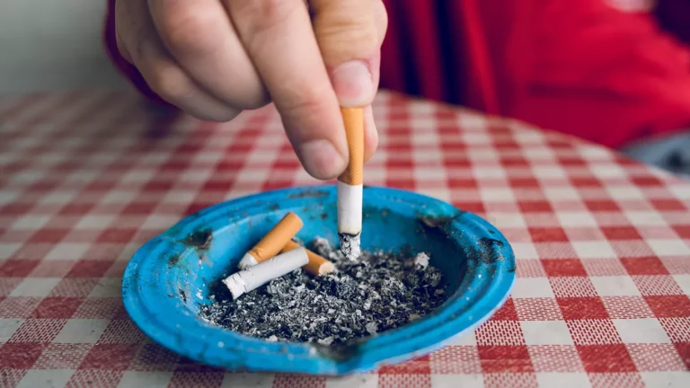 Ученые назвали оптимальный возраст, до которого лучше бросить курить