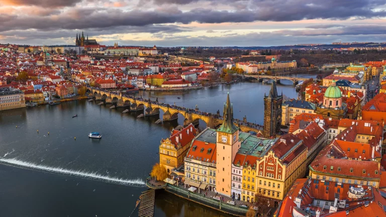 Чехия закрыла границу для россиян с туристическими шенгенскими визами
