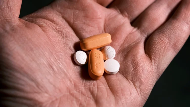Пациентам с ВИЧ не хватает одного из самых необходимых лекарств — «Тивикай»