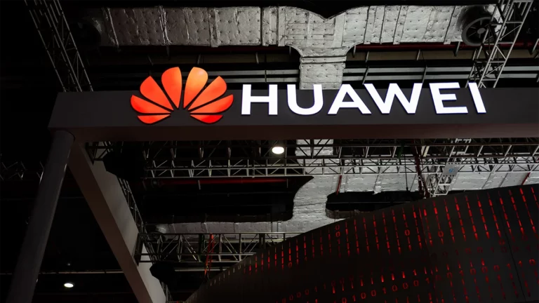 «Известия»: Huawei может окончательно покинуть Россию