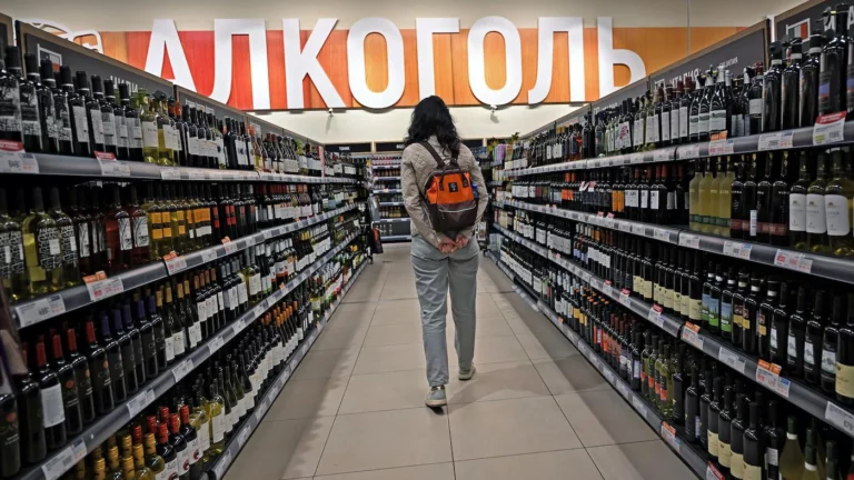 Россияне переходят на дешевый алкоголь