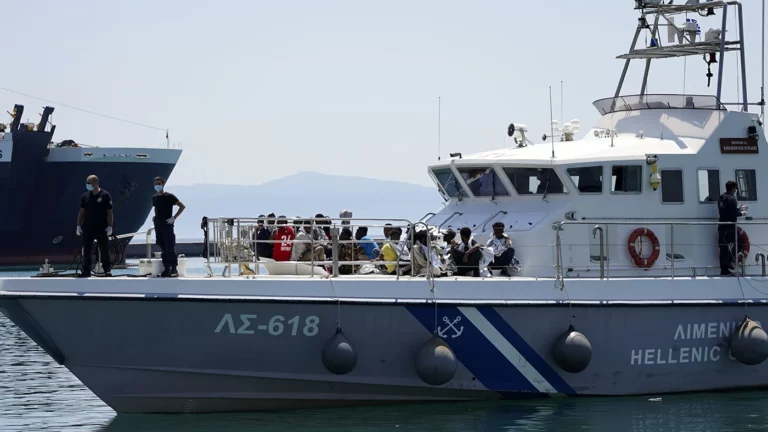 Не менее 16 мигрантов погибли после кораблекрушения у греческого острова Лесбос