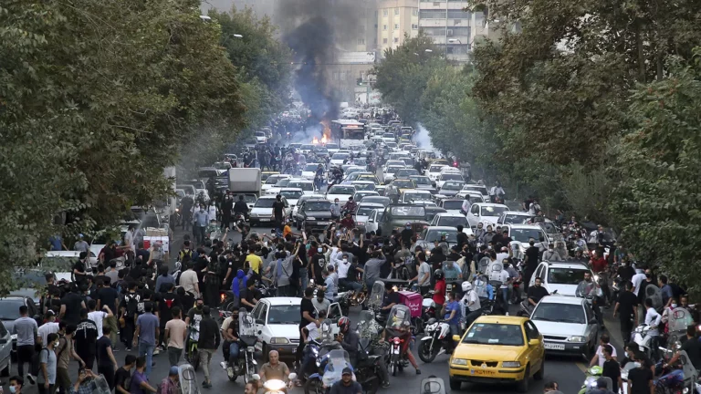 «За этим стоят США и Израиль». Духовный лидер Ирана Али Хаменеи впервые высказался о масштабных протестах в стране