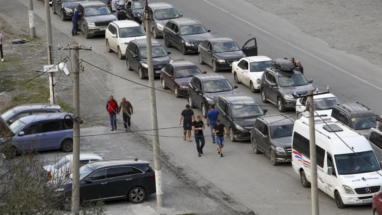 Автомобили в очереди к пограничному переходу в Верхнем Ларсе между Россией и Грузией, 29 сентября 2022 года