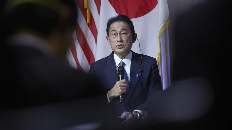 Премьер Японии пообещал стремиться к заключению мирного договора с Россией