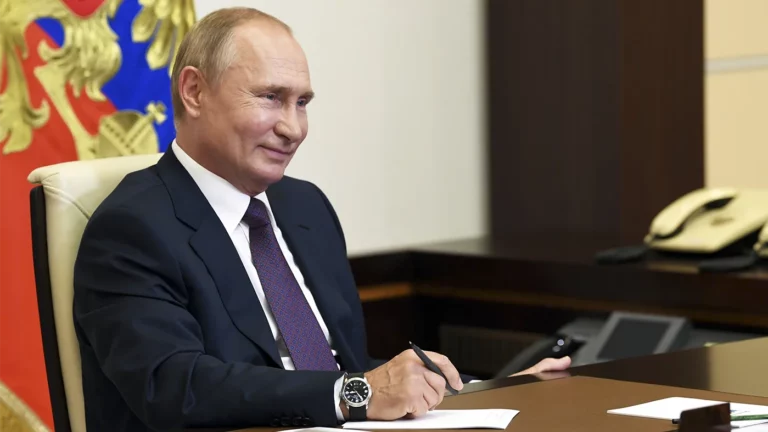 Пирамиды из дынь, трактор и открытка: что дарят Путину на 70-летний юбилей