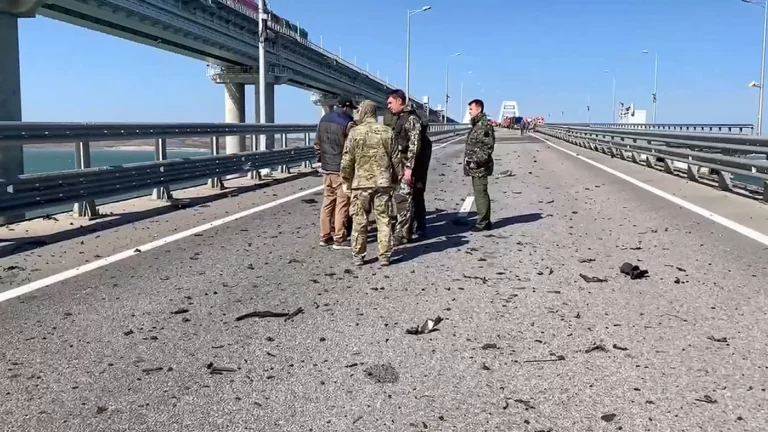 «Нет причин для ажиотажа»: как в России и на Украине отреагировали на взрыв Крымского моста