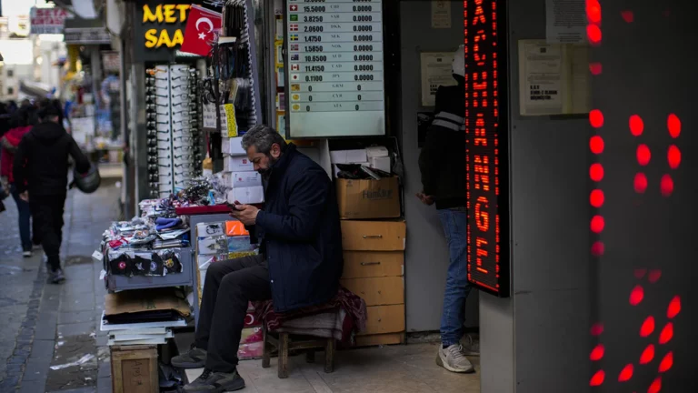РБК: турецкие банки усложнили оформление карт для россиян