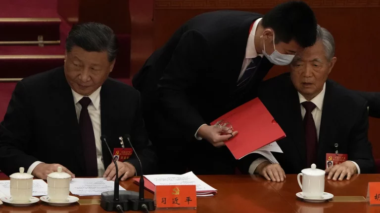 Бывшего лидера Китая Ху Цзиньтао под руки вывели из зала на съезде партии