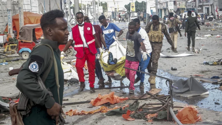 В столице Сомали взорвали два автомобиля. 100 человек погибли, более 300 ранены