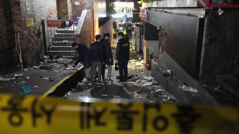 Число жертв в давке в Сеуле выросло до 151 человека. Среди погибших четыре россиянки