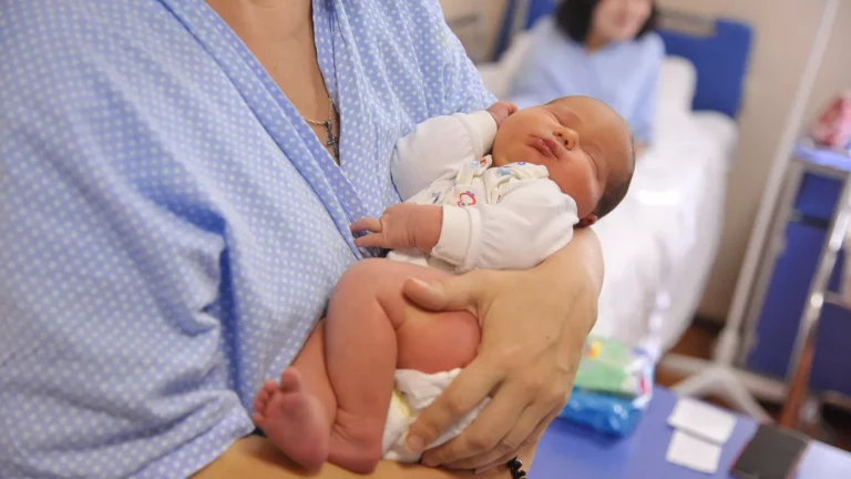 Сеть клиник «Мать и дитя» объяснила снижение выручки в Москве падением рождаемости. Эксперты говорят о последствиях украинского конфликта