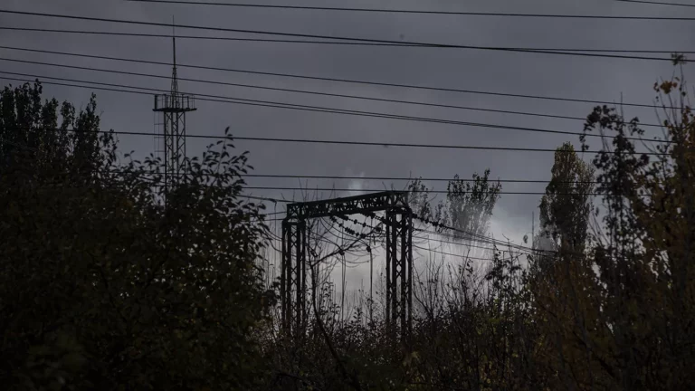 Объекты энергетики Украины под массированным обстрелом. Как устроена энергосистема страны и насколько она страдает от российских ударов