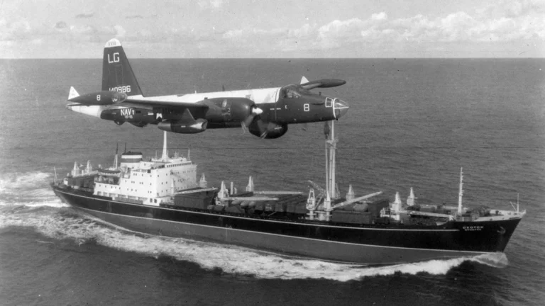 Американский патрульный самолет P2V Neptune сопровождает советское грузовое судно, направляющемся на Кубу. 1962 год.
