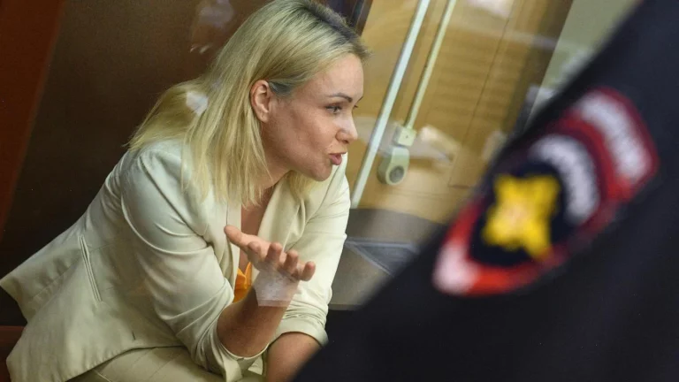 Бывший муж экс-редактора Первого канала Марины Овсянниковой сообщил о ее побеге из-под домашнего ареста