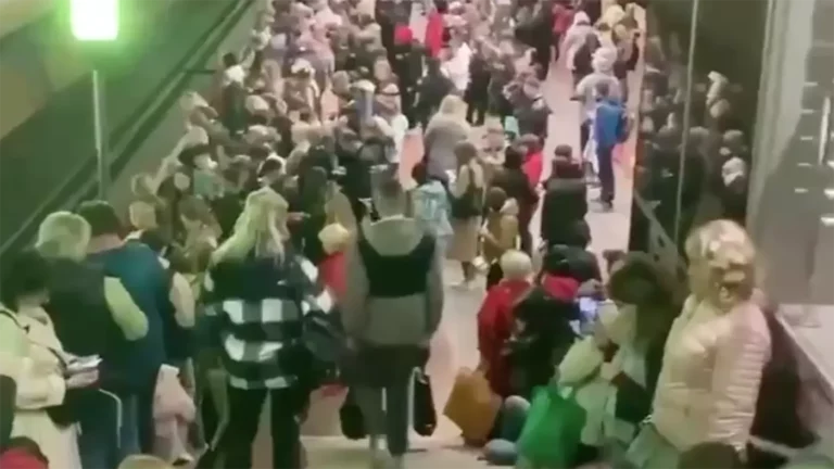 Киевское метро приостановило работу из-за обстрелов города