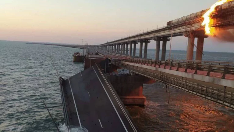 Пожар на Крымском мосту. Что известно