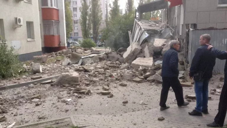 В Белгороде в результате обстрела поврежден многоэтажный дом