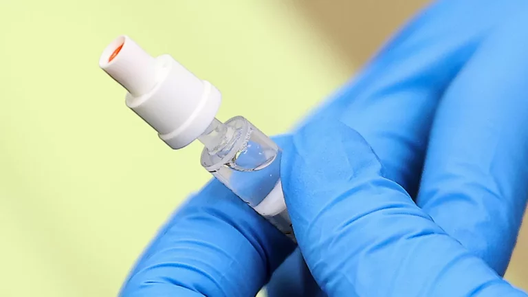 В поликлиники Москвы поступила назальная вакцина от коронавируса