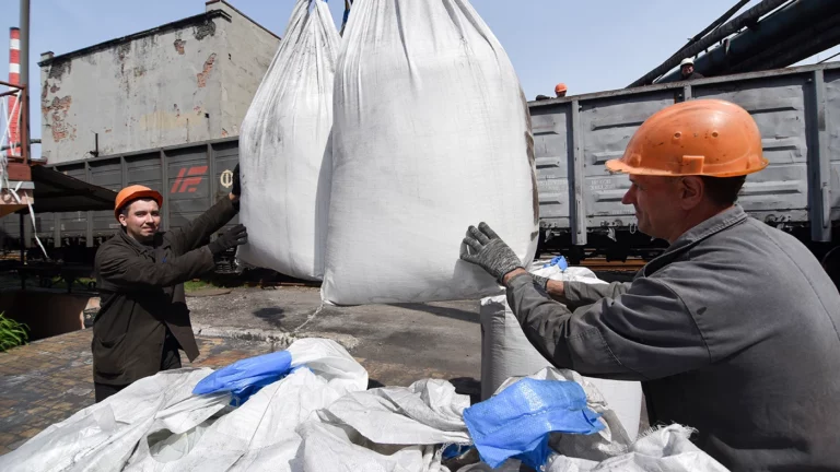 МИД России: 300 тыс. тонн удобрений заблокированы в Латвии, Эстонии, Бельгии и Нидерландах