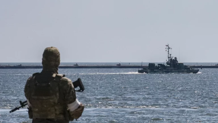 Минобороны России: запуск одного из морских дронов для атаки по кораблям в Севастополе проводился с судна, перевозящего зерно