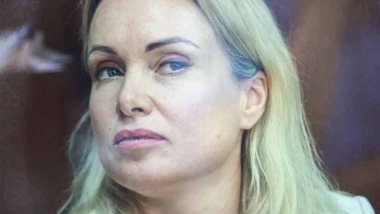 Экс-редактор Первого канала Марина Овсянникова отказалась соблюдать домашний арест