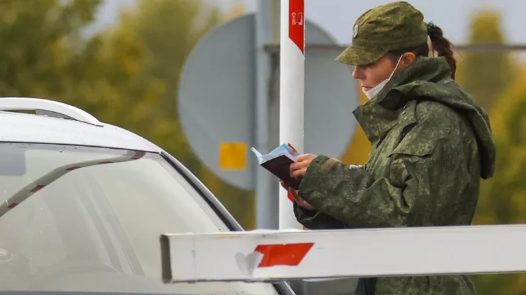 Кремль заявил об отсутствии позиции по запрету на выезд военнообязанным