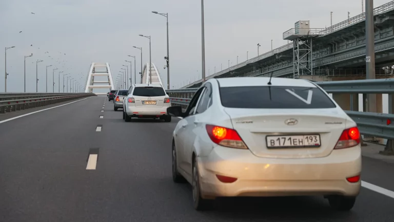 Автомобильное движение по двум полосам запустили на Крымском мосту