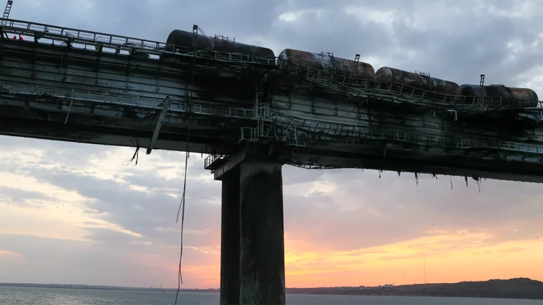 Взрыв на Крымском мосту: что известно спустя трое суток и кто погиб