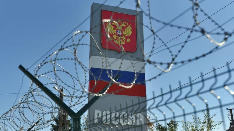 Кремль заявил об отсутствии планов закрывать границы из-за военного положения